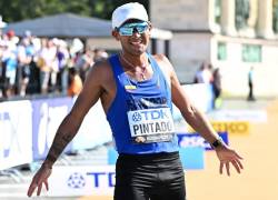 Brian Pintado celebra haber ganado la medalla de plata en la final masculina de 35 km de marcha durante el Campeonato Mundial de Atletismo en Budapest.