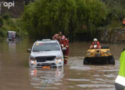 Benemérito Cuerpo de Bomberos realizó el rescate de uno de los vehículos que se quedó atrapado por el agua, tras el desbordamiento del río Cuenca en el sector del Descanso.
