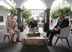 El presidente Guillermo Lasso junto a dos periodistas en una entrevista este martes 15 de marzo de 2022.