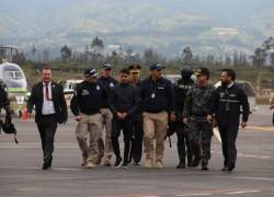 El exteniente Germán Cáceres llegó a Quito aproximadamente a las cinco de la tarde, a bordo de un avión de la Policía de Colombia que despegó desde Bogotá.