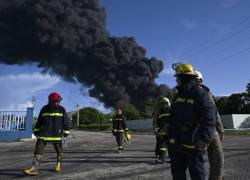 El incendio, suscitado en la ciudad de Matanzas, Cuba, no está aún controlado, según han apuntado los medios oficiales. El viento dificultó las labores de control.