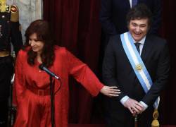 El nuevo presidente de Argentina, Javier Milei, sonríe junto a la vicepresidenta saliente Cristina Fernández de Kirchner.