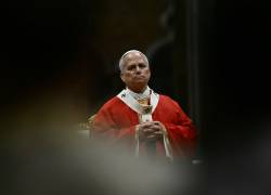 El Papa León XIV asiste a la santa misa de inauguración del año académico de las universidades pontificias en la Basílica de San Pedro, en el Vaticano, el 8 de octubre de 2026.
