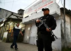 Un oficial de policía hace guardia durante una operación de seguridad en Guayaquil, Ecuador, el 1 de abril de 2024.