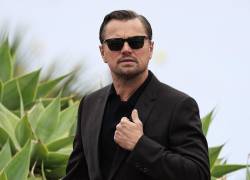 En la foto, el actor estadounidense Leonardo DiCaprio deja una sesión fotográfica para la película Killers of the Flower Moon durante la 76ª edición del Festival de Cine de Cannes en Cannes, sur de Francia, el 21 de mayo de 2023.
