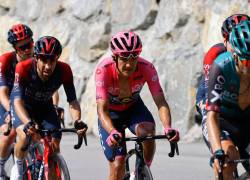 El ecuatoriano Richard Carapaz (c) mantiene la 'maglia rosa' del Giro de Italia por seis días consecutivos.