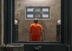 Fotografía que muestra al exvicepresidente Jorge Glas, de espldas, en una celda de la Cárcel del Encuentro.