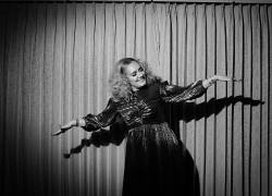 Mark Evans murió lejos de su hija, sin haber mantenido contacto con ella por años, luego de que la cantante no quiso tener ninguna relación con él.