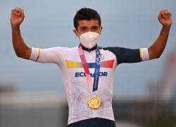 El ecuatoriano Richard Carapaz, medallista de oro, celebra su victoria en el podio durante la ceremonia de entrega de medallas de la carrera ciclista en ruta masculina de los Juegos Olímpicos de Tokio 2020.