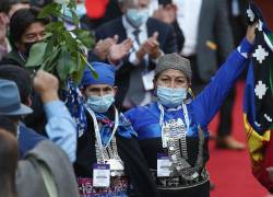 Loncón fue elegida por mayoría absoluta en segunda vuelta, en la sesión inaugural de la convención que tuvo lugar en el antiguo Congreso Nacional de la capital.