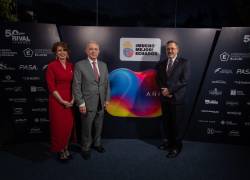 Mónica Malo, Álvaro Uribe y Augusto Tosi durante el evento.