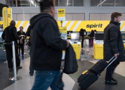 Pasajeros realizando el check-in para sus vuelos de Spirit Airlines, antes del cese de operaciones.