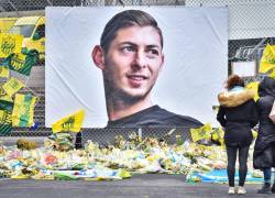 Flores que fanáticos dejaron afuera del estadio del FC Nantes, equipo en el que Sala jugó antes de su traspaso al Cardiff City FC.