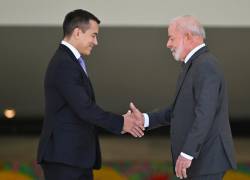El presidente de Ecuador, Daniel Noboa (I), y el presidente de Brasil, Luiz Inácio Lula da Silva, se dan la mano durante la ceremonia de bienvenida en el Palacio de Planalto en Brasilia.