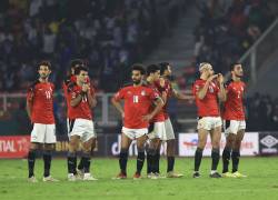 El delantero egipcio Mohamed Salah y el equipo egipcio observan durante la tanda de penaltis en el partido final de fútbol de la Copa Africana de Naciones (CAN) 2021.