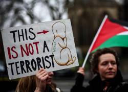 Manifestación de palestinos y judíos frente a la plaza del parlamento en Londres, Reino Unido.