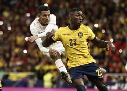 El centrocampista de la selección de fútbol de Marruecos Azz-Eddine Ounahi (i) lucha con Moisés Caicedo, de Ecuador, durante el partido amistoso.