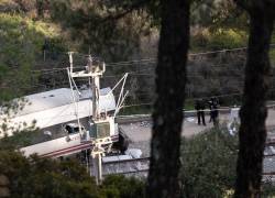 Agentes de la Guardia Civil española trabajan en el lugar donde un tren Iryo descarriló y fue chocado por otro tren el día anterior, matando al menos a 39 personas e hiriendo a más de 120, en Adamuz, sur de España.