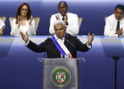 El presidente de Panamá, José Raúl Mulino, pronuncia un discurso durante su investidura este lunes, en la Ciudad de Panamá (Panamá).