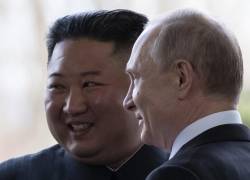 El presidente ruso Vladimir Putin da la bienvenida al líder norcoreano Kim Jong-un antes de sus conversaciones en el campus de la Universidad Federal del Lejano Oriente en la isla Russky en el puerto de Vladivostok, en el extremo oriental de Rusia, el 25 de abril de 2019. Más de cuatro años después vuelven a reunirse.