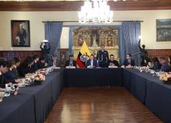 Fotografía que muestra el encuentro diplomático. En el centro aparece el mandatario de Ecuador, Daniel Noboa.