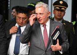 El expresidente colombiano Álvaro Uribe gesticula afuera del complejo judicial de Paloquemao al final de su juicio en Bogotá el 10 de febrero de 2025.