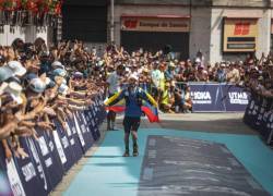 Al cruzar la meta, López se colocó la bandera de Ecuador sobre los hombros y fue recibido por aplausos de los asistentes.