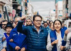 Fotografía del excandidato presidencial Fernando Villavicencio caminando junto a simpatizantes.
