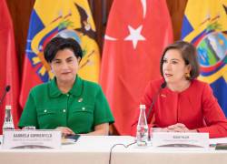 Fotografía que muestra a la canciller de Ecuador, Gabriela Sommerfeld, junto a la embajadora de Turquía en Ecuador, Basak Yalcin.