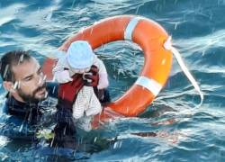 Un oficial del Grupo Especial de Actividades Subacuáticas (GEAS) de la Guardia Civil de Ceuta, al rescate de un bebé.