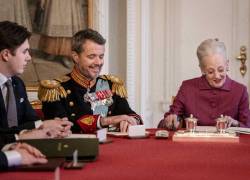 La reina Margarita II de Dinamarca (derecha) firma una declaración de abdicación mientras el príncipe heredero Federico de Dinamarca, quien se convierte en rey Federico X de Dinamarca (centro), y el príncipe Cristián de Dinamarca reaccionan en el Consejo de Estado en el castillo de Christiansborg en Copenhague, Dinamarca, en enero. 14 de enero de 2024.