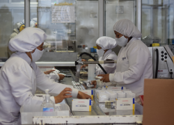 PharmaBrand es uno de los laboratorios locales que manufacturan productos oftálmicos para el mercado ecuatoriano y para la exportación.