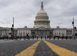 Un vehículo sospechoso cerca del edificio del Capitolio de Estados Unidos y la Biblioteca del Congreso, en Washington.
