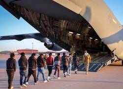 Migrantes abordan un avión militar en el que serán deportados de EE.UU.