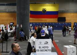 Vista de los ecuatorianos que ejercieron con normalidad su derecho al voto en Madrid este domingo, en la segunda vuelta de las elecciones.