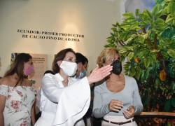 Gloria Gallardo, presidenta de la Empresa Pública Municipal de Turismo de Guayaquil (i); y Cynthia Viteri, alcaldesa de la ciudad, durante el recorrido del museo.