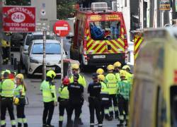 Policías y trabajadores de los servicios de emergencia reunidos cerca del lugar del colapso de un edificio en Madrid, este lunes 7 de octubre de 2025.