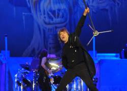 El vocalista de Iron Maiden, Bruce Dickinson, se presenta durante un concierto en Santiago, el 10 de octubre de 2013.