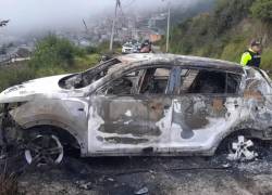 Fotografía que muestra el vehículo incinerado luego de que el área fuera cercada por la Policía.