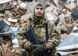 César, de 50 años, un ruso que se unió a la legión Libertad de Rusia, en Dolina, este de Ucrania.