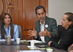 Fotografía que muestra al presidente de la Alianza Nacional por la Salud, Gustavo Dávila (C).