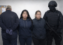 Fotgorafía que muestra a los tres sospechosos, luego de que fueron capturados por la Policía.