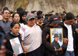 Familiares y amigos de Luis Efraín Fuérez Bonilla acompañaron su féretro desde la comunidad de Cuicocha hacia el cementerio de la parroquia Quiroga para brindarle el último adiós.