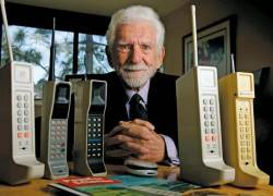 Martin Cooper, un ingeniero estadounidense de 93 años, que creó el primer teléfono celular.