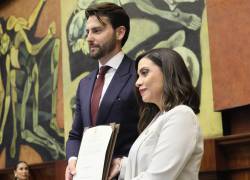 Fotografía que muestra al presidente de la Asamblea Nacional, Niels Olsen, con la nueva titular del Consejo de la Judicatura, Mercedes Caicedo.