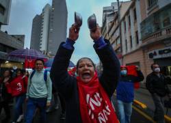 Una integrante de la Unión Nacional de Educadores (UNE) grita consignas en una marcha en Quito para reclamar al Gobierno Nacional el aumento de salarios.
