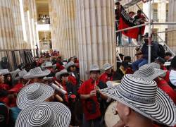 Miembros de Asoinca (Asociación de institutores y trabajadores de la educación del departamento del Cauca) llevan a cabo una protesta dentro del Congreso de Colombia este martes en Bogotá.