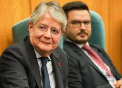 En primer plano Guillermo Lasso, al fondo el autor del libro, Fabián Pozo, exsecretario jurídico.