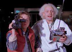 Los actores Michael J. Fox (i) y Christopher Lloyd en una de las escenas de la película Volver al futuro.