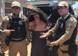 El sospechoso vestía ropa de mujer y usaba una larga peluca negra.